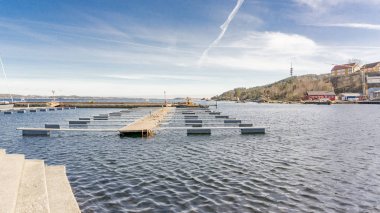 Fiyort üzerinde Bay'de güneşli gün