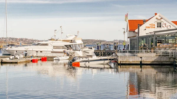 Marina com restaurante, barcos no fiorde — Fotografia de Stock