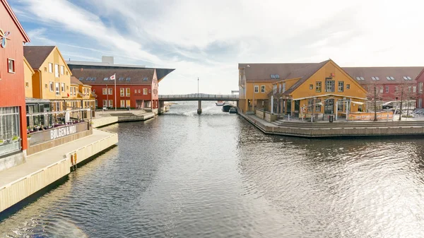 Rode, gele houten gebouwen aan de waterkant van het eiland — Stockfoto