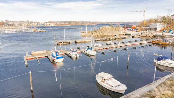 Côte du fjord construite, bateaux — Photo