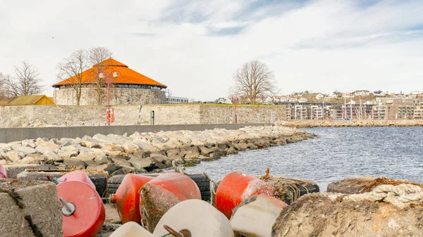 Haven haven, kleurrijke boeien, betonelementen — Stockfoto