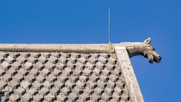 Rzeźbione drewniane dachówki, pokrycia dachowe elementy Heddal słupowy w N — Zdjęcie stockowe