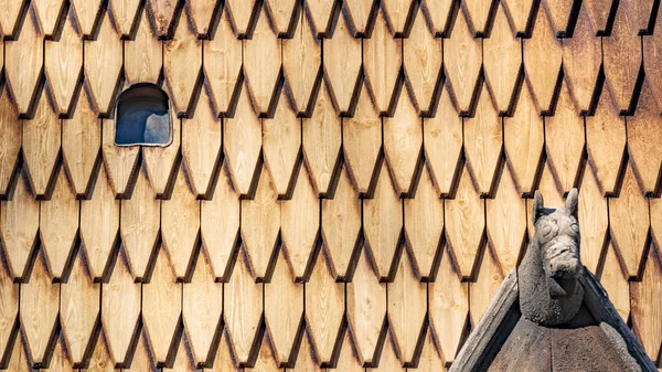 Telhas de madeira esculpidas, elementos de cobertura Heddal stavkirke em N — Fotografia de Stock