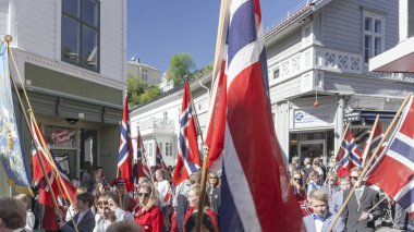 Norveç başlarının üzerinden sallayarak büyük Norveçli bayrakları