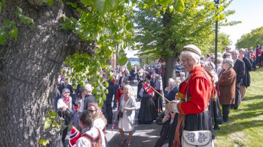 İnsanlar arasında ağaçlar Norveç kostümleri