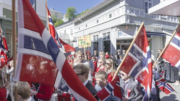 Большие норвежские флаги, размахивающие над головами норвежцев — стоковое фото