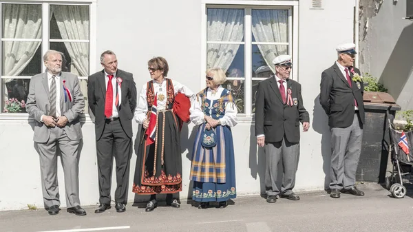 Норвежцы в традиционных костюмах смотрят парад — стоковое фото