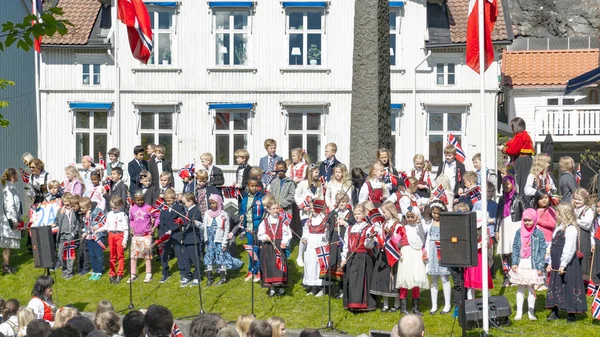 Норвежские дети празднуют 17 мая — стоковое фото