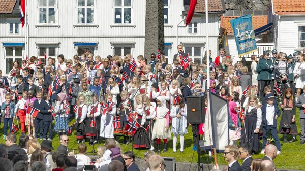 Дети в традиционных норвежских костюмах — стоковое фото