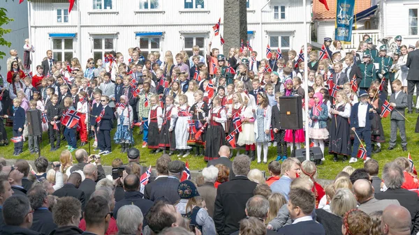 Взрослые и дети в традиционных норвежских костюмах — стоковое фото