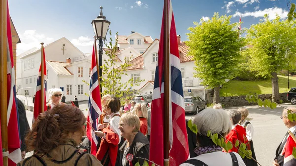 ノルウェー国旗の間に教会の前に — ストック写真