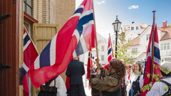 ノルウェー国旗の間に教会の前に — ストック写真