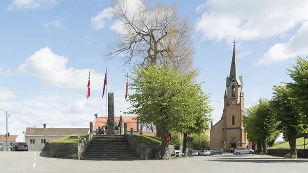 広場とプロテスタント教会前の公園 — ストック写真