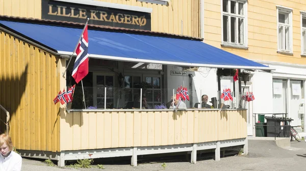 Houten restaurant terras ingericht met Noorse vlaggen — Stockfoto