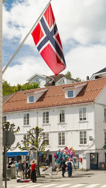 De Noorse vlag vliegt over het centrum van het kleine stadje — Stockfoto