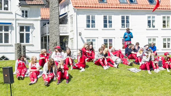 赤いドレスのノルウェーのティーンエイ ジャーが草に休んでいます。 — ストック写真