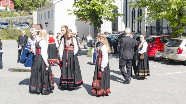 Jóvenes noruegos con trajes tradicionales Imagen de stock