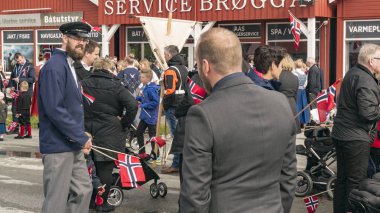 Çocuk ve gençlik insanlar renkli bölgesel kostümleri