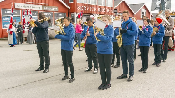 Норвежский оркестр с инструментами в голубых платьях — стоковое фото