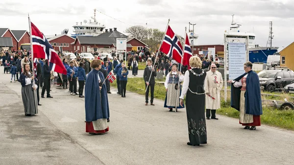 Frauen in buntem regionalen Gewand Stockbild