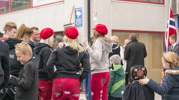 赤い帽子とズボンでノルウェーの青少年 — ストック写真