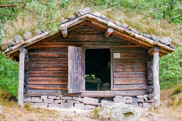 Old wooden log house, green roof — Stock Photo, Image