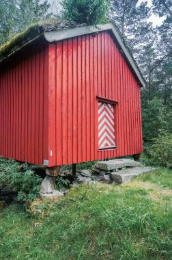 Ahşap eski geleneksel kırmızı ahır