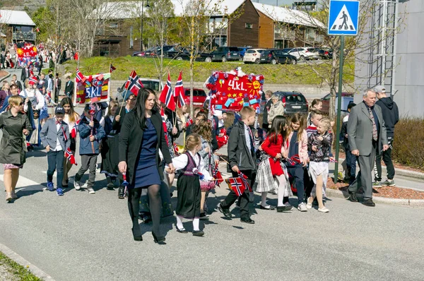 ノルウェーのカラフルな衣装で 3 月中に子供 — ストック写真