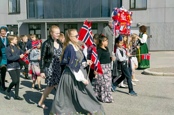 ノルウェーのカラフルな衣装で 3 月中に子供 — ストック写真