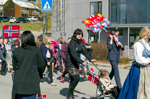 ノルウェーのカラフルな衣装で 3 月中に子供 — ストック写真