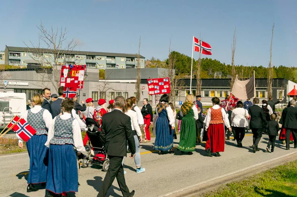 Женщины в цветных традиционных норвежских костюмах — стоковое фото