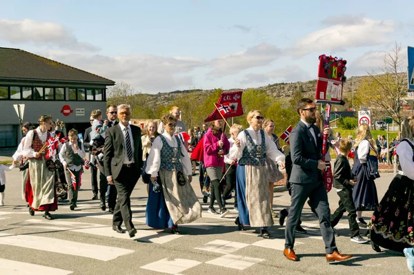 Schulklassen in farbenfrohen norwegischen Kostümen lizenzfreie Stockfotos