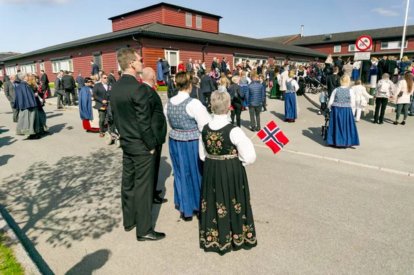 Норвежцы держат национальные флаги, красочные традиционные костюмы — стоковое фото