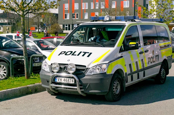Norveç polis devriye arabası devriye sırasında