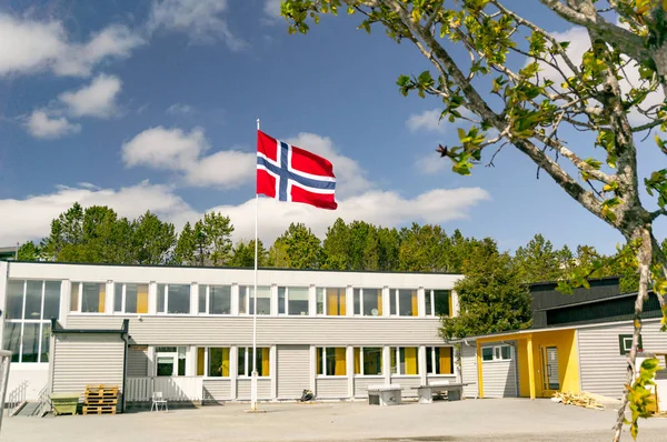 ノルウェーのマストの旗の真ん中に、ノルウェーの学校 ロイヤリティフリーのストック写真