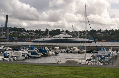 Moss Rygge, Norveç - 17 Eylül 2017: Moss kasabası, endüstriyel mirasa sahip çevre bölgeler, gelişen bir sanat sahnesi ve plajlar. Kumlu bir plaj. Körfezde gemiler ve feribotlar. Rüzgarlı gün. Geleneksel ahşap binalar. Küçük kırmızı ahşap 