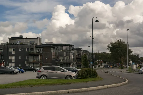 Moss Rygge, Norveç - 17 Eylül 2017: Moss kasabası, endüstriyel mirasa sahip çevre bölgeler, gelişen bir sanat sahnesi ve plajlar. Kumlu bir plaj. Körfezde gemiler ve feribotlar. Rüzgarlı gün. Geleneksel ahşap binalar. Küçük kırmızı ahşap 