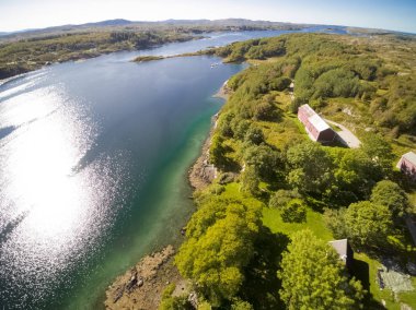 Dolmoy Hitra, Norveç - 3 Eylül 2017: Doğal sahil şeridi ve küçük balıkçı köyü Dolmen. Drone'dan kıyı şeridine, plajlara ve balıkçı köyünün mimarisine bak. Norveç Kıyıları