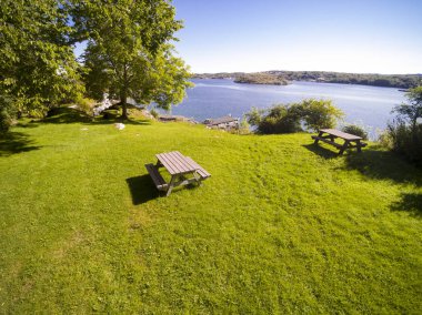 Dolmoy Hitra, Norveç - 3 Eylül 2017: Doğal sahil şeridi ve küçük balıkçı köyü Dolmen. Drone'dan kıyı şeridine, plajlara ve balıkçı köyünün mimarisine bak. Norveç Kıyıları