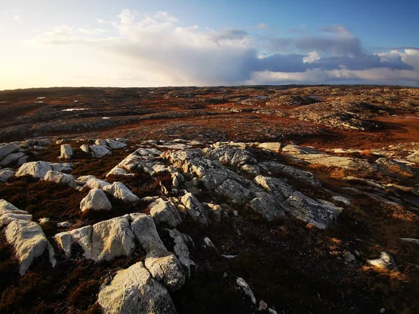 Bergtop aan de Noorse kust. Bovenaanzicht van het eiland. — Stockfoto