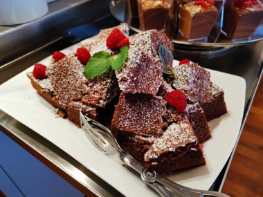 Bölgesel bir restoranda bölgesel yiyecekler sunulmaktadır