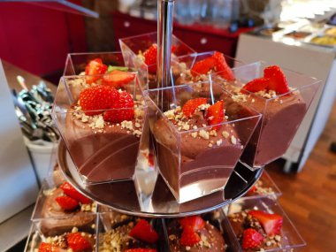 Bölgesel bir restoranda bölgesel yiyecekler sunulmaktadır