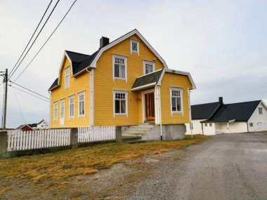 Norveç kıyısındaki kırsal binalar