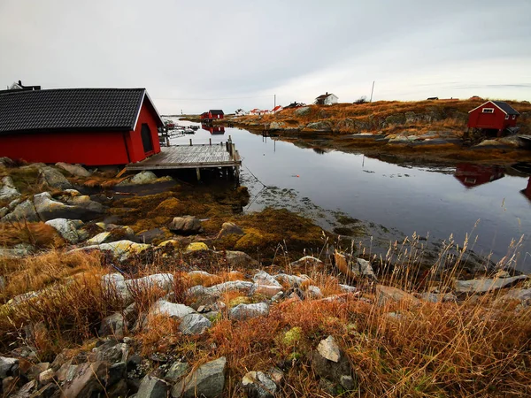 ノルウェーの海岸とその伝統的な農村建築 — ストック写真