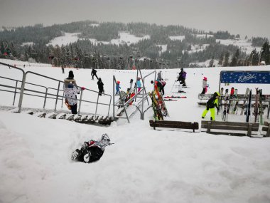 Polonya dağlarında kayak merkezi