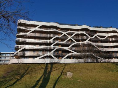 Çağdaş çoklu aile binası setin üzerinde.