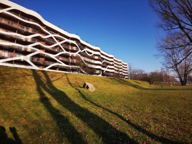 Çağdaş çoklu aile binası setin üzerinde.