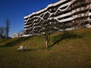 Çağdaş çoklu aile binası setin üzerinde.