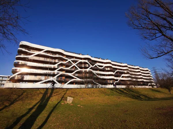 Çağdaş çoklu aile binası setin üzerinde.