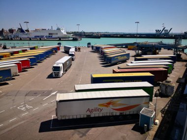 Limanda renkli kamyonlar feribotu bekliyor.